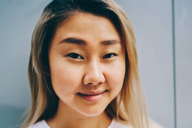 Temiz Cilt posign reklam, Asyalı sarışın kadın kameraya bakarak kopya alanı veya etiket için alan Beyaz tişört giymiş genç için kopya alanı yakınındaki ile şirin Çinli kız portresi yarım uzunluk