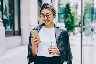 Asyalı kadın şehir sokak yolu ile hareket eden ağlarda arkadaşıyla Sohbet üzerinde yürüme trendy giyim gülümseyen, pozitif kadın Çinli turist şehir kafelerde hakkında telefon üzerinde tarama bilgilerini Merkezi