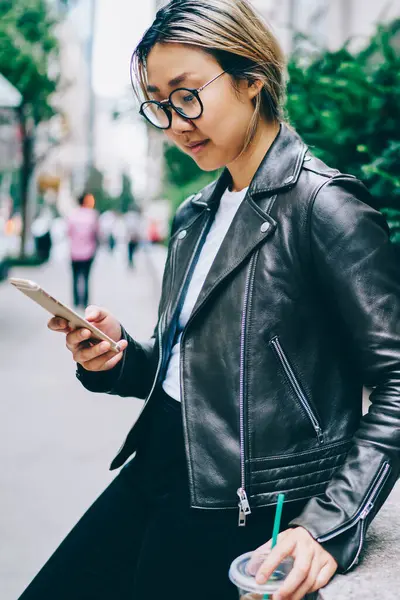 Web sitesinde posta smartphone cep telefonu ile şehirde kontrol gitmek için kahve molası mobil, genç Çinli erkek tarama şehir merkezinde kafe hakkında bilgi okuma Eyewear dalgın Asyalı kız