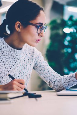 Proje, e-posta vasıl okul sırası ofiste oturan netbook ile kontrol gelir çıkıyor işkadını için notlar dizüstü bilgisayarda bilgi analiz Eyewear konsantre kadın Tasarımcısı göz