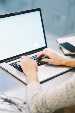 Profesyonel web tasarımcısı sahte ile netbook üzerinde uygulama kullanarak proje oluşturmak için ekran yukarı arkadan görünüşü kadın Yöneticisi online araştırma dizüstü bilgisayar Office web sayfasında tarama yapma