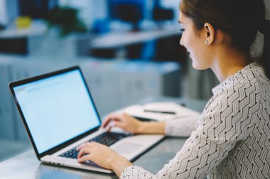 Dizüstü bilgisayar ekranı uygulama verileri, netbook ağ üzerinde klavye Müdürü olarak çalışan yetenekli kadın kaydetmek için kullanarak sahte ile yazarak esmer kadın İdari İşler Müdürü