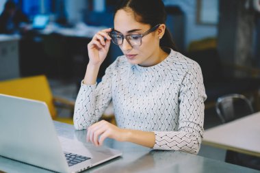 İşlem çalışma işlemi sırasında office, kadın tasarımcı tarama netbook düşünme üzerine proje hakkında bilgi vasıl okul sırası dizüstü bilgisayar üzerinden bankacılık yapma Eyewear vasıflı iş kadını