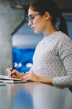 Profesyonel kadın araştırmacı modern teknolojileri kullanarak ve yapma bilgi çalışan laboratuvar analiz notları, içinde not etmek üstünde laptop tarama bilimsel test sonuç yazma Eyewear kadın