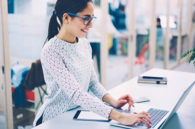 Klinik posta netbook üzerinde kontrol istemcilerinden gelen geri bildirimler ile memnun resepsiyonda çalışan kadın Yöneticisi gülümseyen, idari kadın bilgi ayakta üstünde okul sırası okuma rapor tamamlandı