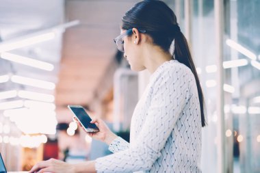 İdari İşler Müdürü dizüstü bilgisayar verileri yazarak online araştırma, hizmet ve iş programı organize müşterilerle sohbet Kliniği kadın resepsiyonist yapma smartphone iletide alınan