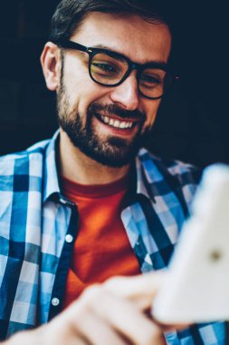 Dijital tablet izlerken öğretici bağlı 4 g için gözlük neşeli sakallı hippi adam Internet. Aygıt olumlu erkek blogger okuma komik yorum altında yayın modern Touch pad