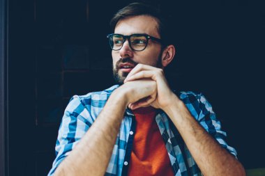 Düşünceli erkek okuyucu içinde optik gözlük uzak edebiyat arsa üzerinde düşünürken okul sırası vasıl ders kitabı arıyorum. Düşünceli öğrenci kapalı alan coworking oturan fikirler üzerinde durulması