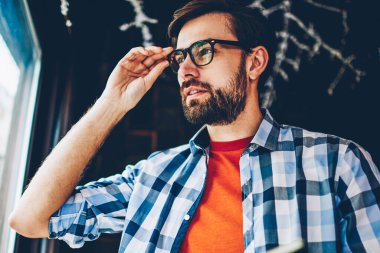 Durulması uzakta seyir vizyon düzeltme ve edebiyat arsa üzerinde düşünme için şık Gözlük Genç adam sakallı. Ders kitabı elinde tutan ve sınava hazırlık Eyewear düşünceli erkek okuyucu