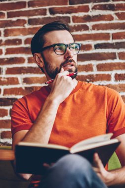 Düşünceli sakallı erkek blogger tarafından bakarım ve yayın için yaratıcı fikir üzerinde düşünme eller içinde not etmek ile. Düşünceli hipster adam coworking sınavı hazırlık sırasında çözüm üzerinde durulması