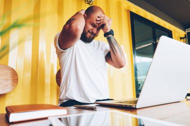 Dizüstü bilgisayar, uzak iş görev üzerinde serbest çalışma ile sorun çözme hakkında üzgün duygusal adam duygu baş ağrısı üzerinden ev ödevi yaparken hayal kırıklığına erkek öğrenci yazılım hataları hakkında endişeli