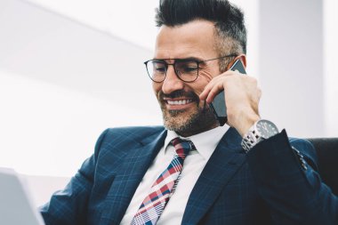 Formal giyim mali belgeler çalışma office denetlerken Smartphone'da arkadaşına arama olumlu olgun gurur CEO'su. Telefonla konuşurken başarılı Kurumsal Direktörü orta yaşlı