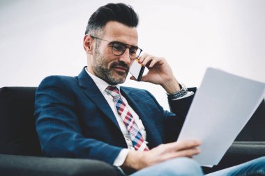 Bilgi veri okuma ve gülümseyen ve çalışma office smartphone iç iş ortağı ile konuşurken muhasebe raporları kontrol formal giyim başarılı deneyimli girişimci