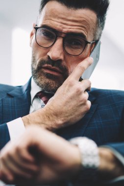 Kendine güvenen ofis çalışanı 50 yaşında iş ortağı ile kameraya bakarken smartphone telefon görüşmesinde konuşurken portresi kapatın. Ciddi meşgul gurur ceo arama cep üzerinde