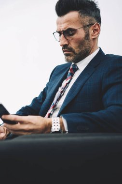 Formal giyim emin icra müdürü iş yerinde modern netbook ofisinde oturan konsantre. Dalgın girişimci orta el dizüstü bilgisayar hesabında bankacılık denetleme smartphone ile yaşlı