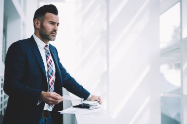 Formal giyim kartvizit ofis iç kopya yer alan finansal bilgilerinizi için yakın duran düz bakarken elinde tutan durulması emin olgun işadamı giymiş