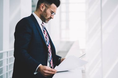 Zengin olgun girişimci bilgi veri ayakta şirkette mali raporları çözümleme formal giyim giymiş. Muhasebe metin belgeleri Office kontrol dalgın icra müdürü