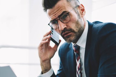 Ofiste çalışan Smartphone için işlecini çağırmak ellerinde mali metin raporlarla emin başarılı iş adamı. Gurur CEO'su 50 yaşında belgeler üzerinde telefon bankacılığı ile deneyimli