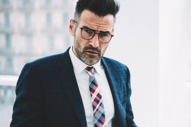 Yarım uzunluk portre emin olgun gurur CEO Smartphone'da kamera arama numarasına süre bakarak takım elbiseli. Hücresel kopya alanı yakınındaki posta kontrol belgeleri ile başarılı ciddi iş adamı