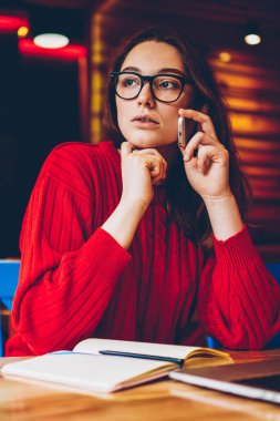 Düşünceli genç bir kadın, kafenin içinde bilgisayarla vakit geçirirken arkadaşına seslenirken, kafeteryada telefonla konuşan rüya gibi bir kız öğrenci, kahve dükkanında şarkı söylüyor.
