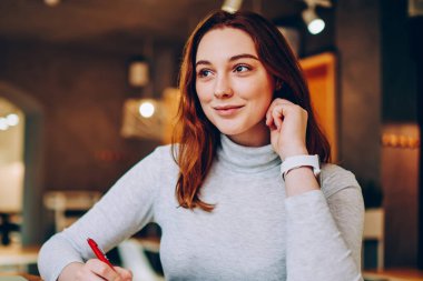 Yazıda da fikrim yayın ağları, hippi kız dikkat çeken not defterinde rüya gibi kadın blogger Cafe iç vakit listesi yapmak için üzerinde durulması mesafe iş projesi için planları