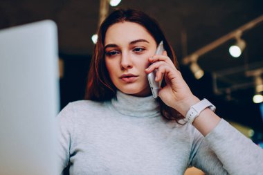 Müşteriler destek hizmeti için koruma netbook bilgisayar yazılımı, virüsten koruma programı güncelleştirme için aradım dalgın genç kadın konsantre kadın doğrulayan rezervasyon otel cep üzerinde konuşmak web sayfasında