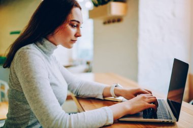 Yetenekli genç kadın e için araştırma öğrenme kursları coworking yetiştirdim zaman harcama yapmak serbest, akıllı kız öğrenci üzerinde çalışan web sitesi için içerik oluşturma netbook klavye