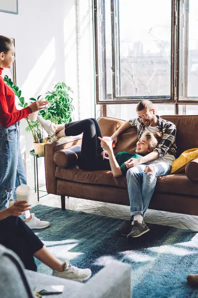 Parlak küçük bir odada, çok ırklı arkadaşlarla birlikte rahat yerlerde oturup gülerek vakit geçiren isimsiz bir mahsul.