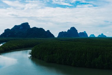 Mangrov ormanlarının, nehir kanallarının ve dağların hava manzarası. Tayland 'daki Ao Phang Nga Körfezi Ulusal Parkı' ndaki tropikal su ormanlarının güzel panoramik doğa manzarası kuşbakışı.