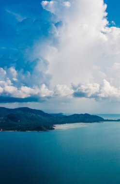 Saf doğayla çevrili boş adaların kuş bakışı görüntüsü. Beyaz bulutlu güzel mavi gökyüzü. Denizle nefes kesici manzara.
