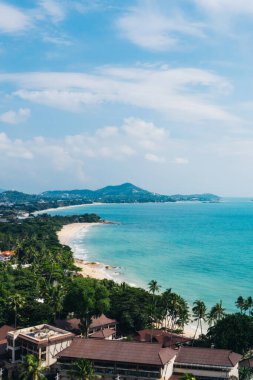 Turkuaz berrak deniz suyuyla beyaz kumsal manzarası. Kumsalda otelleri olan resimli gölün kuş bakışı panoramik manzarası. Tayland 'da nüfuslu bir ada