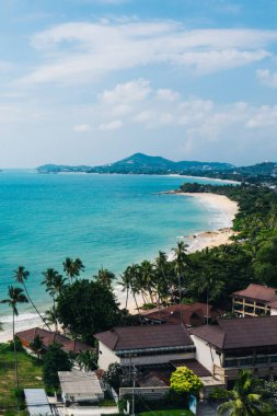 Turkuaz berrak deniz suyuyla beyaz kumsal manzarası. Kumsalda otelleri olan resimli gölün kuş bakışı panoramik manzarası. Tayland 'da nüfuslu bir ada