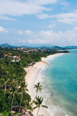 Turkuaz berrak deniz suyuyla beyaz kumsal manzarası. Kumsalda otelleri olan resimli gölün kuş bakışı panoramik manzarası. Tayland 'da nüfuslu bir ada