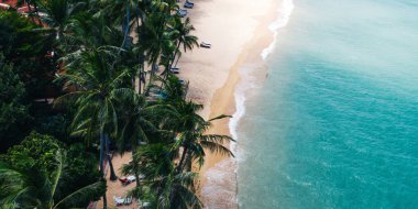 Turkuaz berrak deniz suyu ve köpüklü dalgalarla beyaz kumlu sahil manzarası. Resimli sahil şeridinin kuş bakışı panoramik manzarası. Samui Adası, Tayland