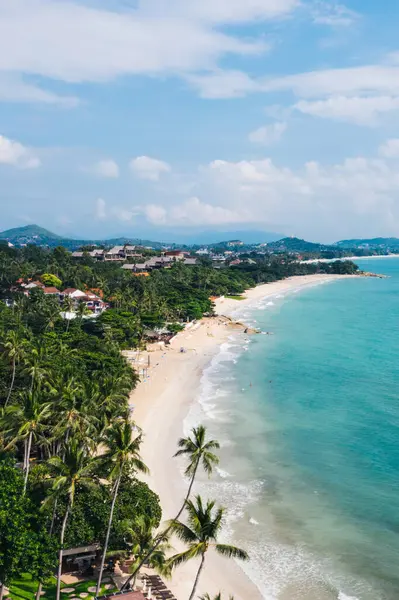 Turkuaz berrak deniz suyuyla beyaz kumsal manzarası. Kumsalda otelleri olan resimli gölün kuş bakışı panoramik manzarası. Tayland 'da nüfuslu bir ada