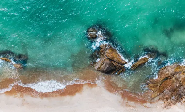 Turkuaz kristal su ve köpük dalgaları olan pitoresk kıyı şeridi havası. Hawaii 'nin cennet sahili kuş bakışı manzarası. Yaz tatilleri için güzel bir turistik yer.