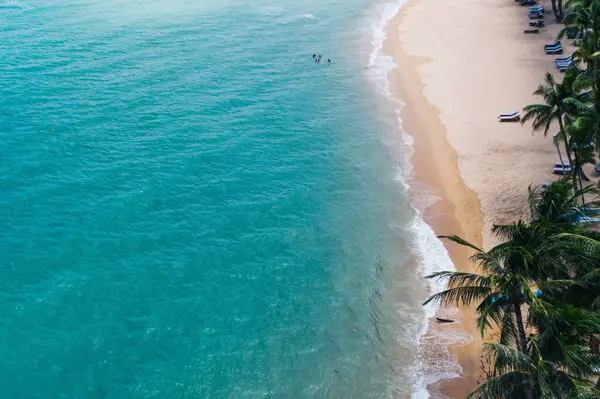 Turkuaz berrak deniz suyu ve köpüklü dalgalarla beyaz kumlu sahil manzarası. Resimli sahil şeridinin kuş bakışı panoramik manzarası. Samui Adası, Tayland