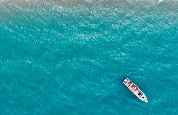 Turkuaz su dalgaları ve yeşil tropikal palmiyelerle dolu pitoresk kıyı şeridi manzarası. Hawaii kıyılarında teknesi olan cennet manzaralı bir sahil. Yaz tatili için gidilecek yer.