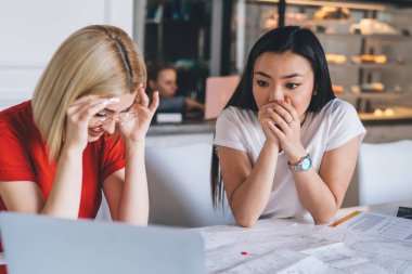 Mutsuz genç bir bayan, fırında ağzını kapatan ve etnik olarak hayal kırıklığına uğramış bir kadınla iş birliği yapmaya çalışıyor.