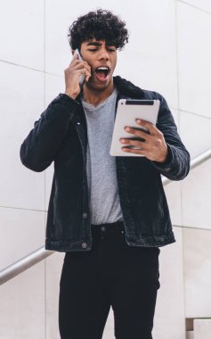 Şok olmuş, modaya uygun giyinmiş, hesap bakiyesi ile e-posta kontrolü yapan, bilgi tartışmak için telefon görüşmesi yapan hippi çocuk, dokunmatik ped uyarısından şaşkına döndü.