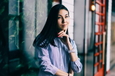 Pozitif düşünceli esmer kadın büyüleyici kapalı başarılı iş başlangıç hakkında rüya şık elbise giymiş. Modern ofis dururken durulması muhteşem düşünceli hippi kız