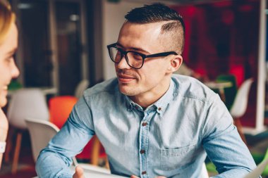 Genç erkek ve kadın iş arkadaşlarınızla işbirliği fikirler coworking uzayda birlikte teknoloji kullanarak ve kampüs bilgileri analiz sınavlarına hazırlık öğrencileri tartışırken başlangıçta zevk