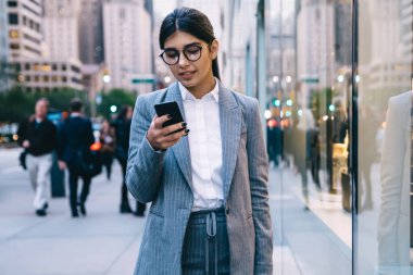 Ciddi iş kadını resmi olarak internet sörfü için 4G kablosuz internete bağlı modern cep telefonu üzerinden bankacılık uygulaması üzerinden ödeme işlemini kontrol etme başarısı, dijital pazarlama kavramı