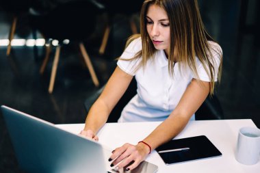 Yetenekli kız öğrenci izlerken online eğitsel dizüstü bilgisayar bilgi ev ödevi için analiz, Genç kadın blogger sosyal içerik güncelleştirmelerini denetlemek için yayın yazarak metin iletişim