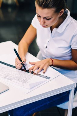 Profesyonel kadın mimar çalışma programı ile ilgili görevler hakkında bilgi FILLIN düzenlemek için masaüstü netbook ile zeki kadın çizim masası cetvel kullanarak plan accountings hazırlanması