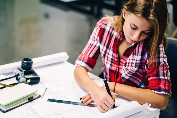 Masaüstü, yaratıcı tasarım kursları taslak çizimler için ödev yapma üniversitede okuyan kız, ileti örneği ve ekipmanlar kullanarak inşaat planı çizim profesyonel kadın mimar