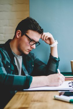 Ev ödevi görevi için problem çözme düşünceli zeki öğrenci öğrenme, zeki hipster adam için bilgi ve accountings gazetelerde analiz kurs proje planı oluşturma konsantre