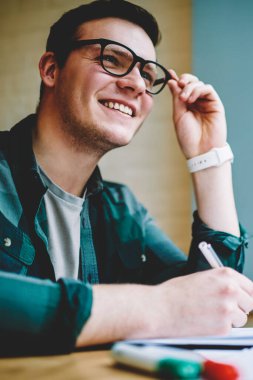 Gözlük vizyon koruma için başlangıç, başarılı fikir hakkında mutlu neşeli gençlik hipster adam erkek öğrenci takımları ders öğrenme alanı coworking içinde iyi bir ruh hali içinde gülümseyen heyecan