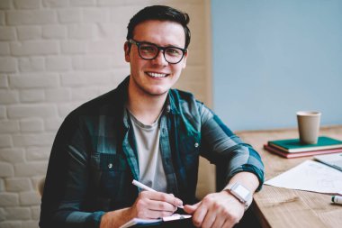 Online dil kursu, uzaktan çalışma yayın için fikir belirterek müreffeh erkek freelancer için wifi kullanarak alanı coworking eğitim zevk gözlük neşeli hipster adam portresi