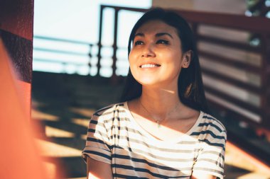 Mutlu, güzel Asyalı genç bir kadın elinde akıllı telefonuyla mesaj bekliyor. Neşeli bir kadın blogcu cep telefonunu internet iletişimi için kullanıyor. Boş zamanlarında medyayı ve multimedyayı paylaşıyor.